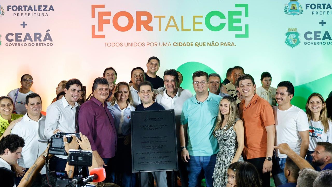 O prefeito Evandro Leitão, gestores e apoiadores posam para foto no palco do evento, com a placa da reforma da praça recém descerrada